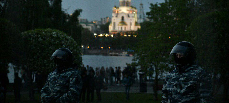 Просто ОМОН на месте, где хотят построить храм, за которыми виден храм, за которым храм - пишут в соц. сетях