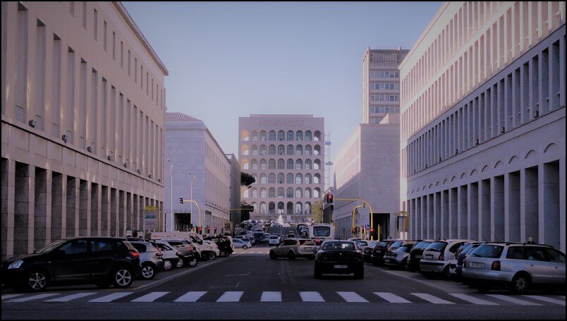 Квартал EUR в Риме, дворец в центре нового квартала, заложенного в 1942 г.