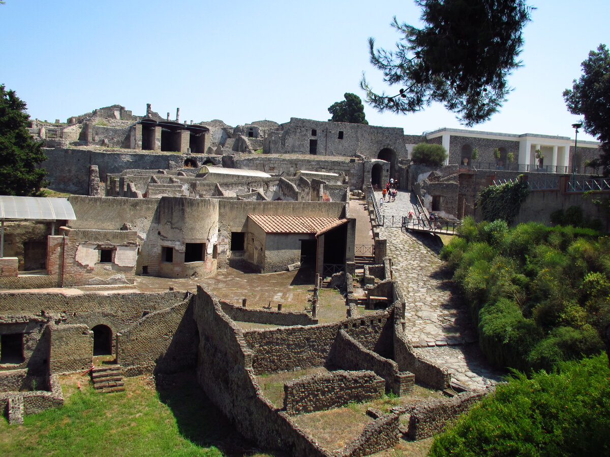 Первый подъём к Морским воротам мимо пригородных терм.