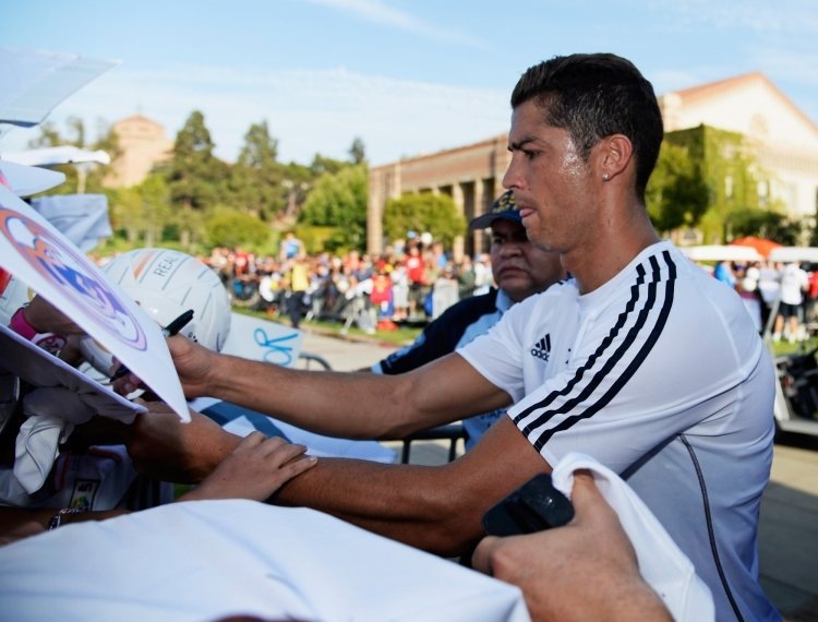 
Известно немало случаев, когда Криштиану специально посещал тех своих преданных фанатов, которые в силу физических проблем не имеют возможности самостоятельно прибыть в места, где бывает португалец. Он часто встречается с инвалидами, детьми, которые пребывают в больнице и проходят курс лечения, старается помогать не только финансово, но и морально.
