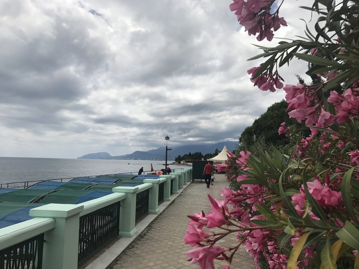 Набережная и вид на море в Сатере