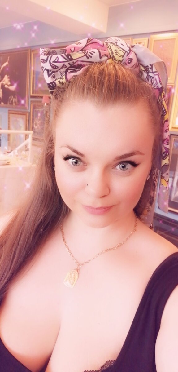 Модель Plus Size России Марина Рудницкая, на открытии галереи Славы Зайцева