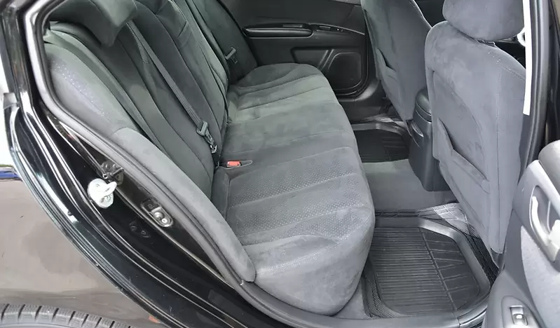 Сзади втроем легко можно разместиться...