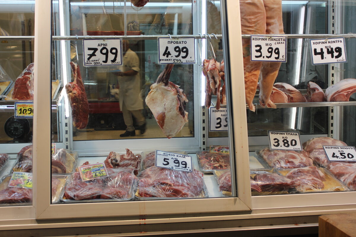 витрины идут одна за другой.