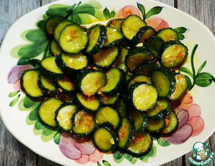 Очень хочу поделиться оригинальным и в то же время очень вкусным и быстрым маринадом огурчиков, который, возможно, будет для Вас чем-то новеньким. С этим маринадом огурчики получаются очень ароматными, пикантненькими и хрустящими. При добавлении данного рецепта, поискала на Поваренке похожий, нашла всего один, но с рядом отличий. Попробуйте, очень надеюсь, что Вам понравится мой вариант и увеличив количество пропорций Вы сможете в дальнейшем сделать запас на зиму.