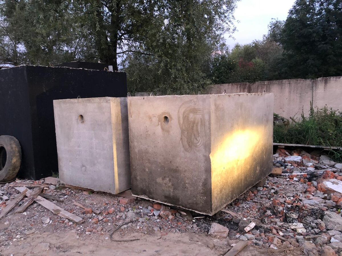 Готовые бетонные септики на площадке производства