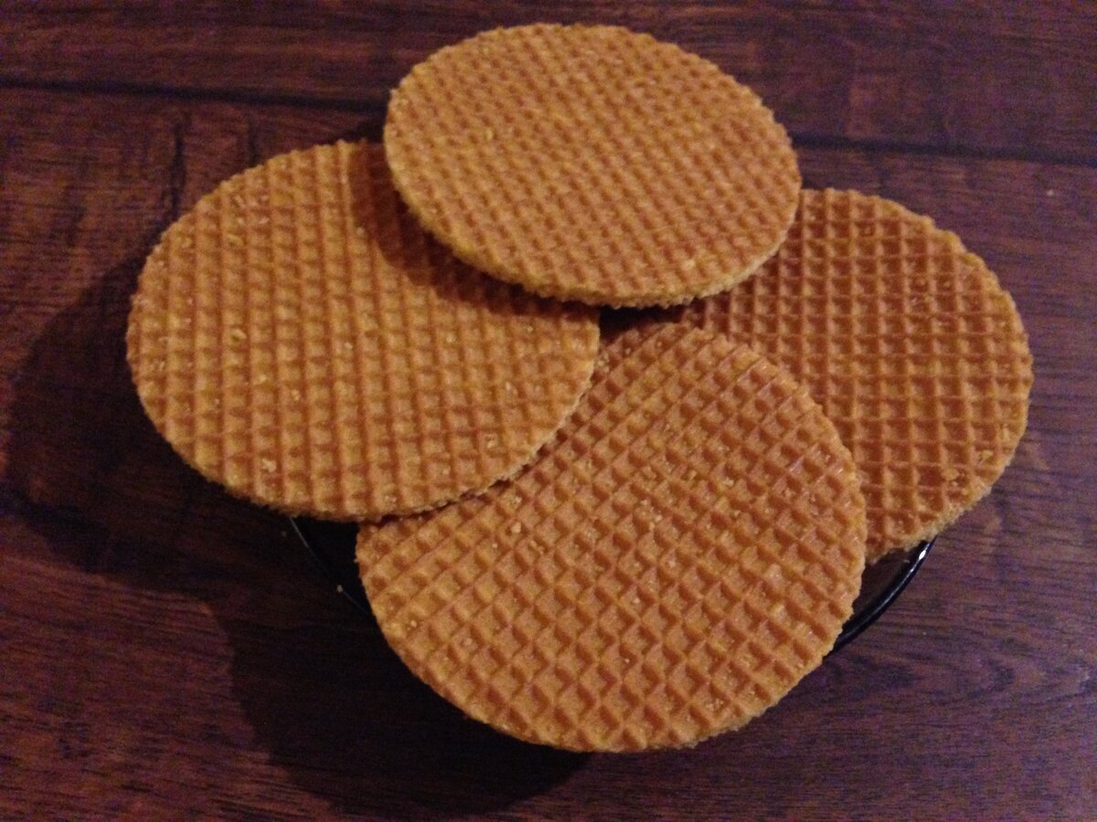 "Весёлая коровка" - это две тонкие вафли с прослойкой из сгущённого молока