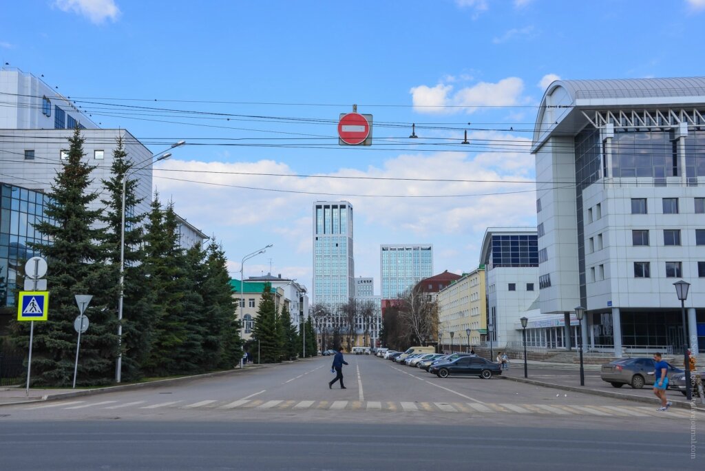  
Ведь так называется река на которой стоит город? Однако река Уфа совсем небольшая в сравнении с Белой рекой на которой собственно тоже стоит город. Даже если предположить, что древние поселения стояли именно на реке Уфа, а не на Белой, все равно остается вопрос откуда прохождение названия реки Уфа? 
