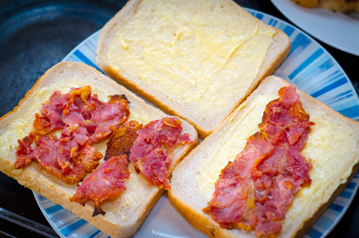 Горячий бекон. Бутерброды с беконом. Сэндвич с беконом. Английский сэндвич с беконом. • Сэндвич с беконом в Англии.