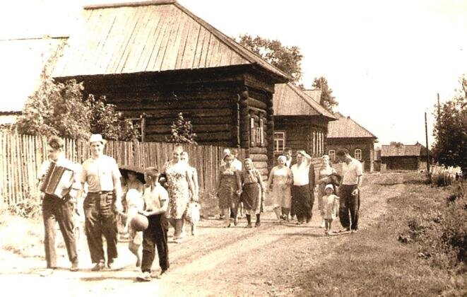 Улица в деревне Антыбары. 1966 г. Из семейного архива М.Н. Кузнецова