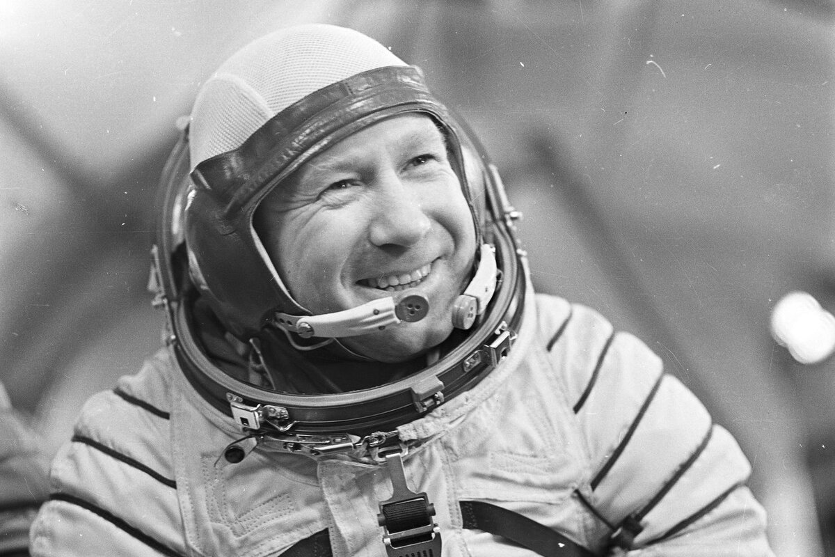18 марта 1965 года Алексей Леонов совершил первый в истории человечества выход в открытый космос. Он был дважды Героем Советского Союза, Умер 11 октября 2019 года, ему было 85 лет