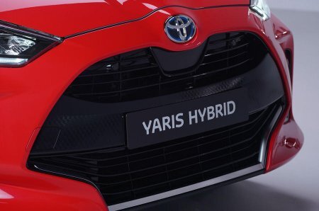 
Инженеры Тойоты опубликовали дизайн будущего гибридного автомобиля Toyota Yaris, который придет на смену нынешнему поколению Ярисов в 2020 году и станет основой нового раллийного автомобиля японцев. 

Предполагается, что автомобиль будет оснащен трехцилиндровым двигателем с гибридной системой. По мнению авторов проекта, автомобиль должен стать немного меньше, чтобы улучшить пропорции автомобиля. В частности высота крыши уменьшится на 40 мм, а в длину машина станет меньше на 5 мм. Сокращение размеров автомобиля позволит стать новому автомобилю Toyota Yaris более маневренным на узких городских дорогах.
Данная новинка будет доступна в нескольких вариантах:
