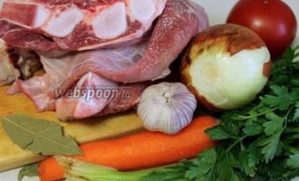 Для приготовления блюда взять говяжью грудинку с хрящиками, лук, морковь, корень и стебли сельдерея, помидоры, петрушку, кинзу, тимьян, кавказские пряности сухие, чеснок.