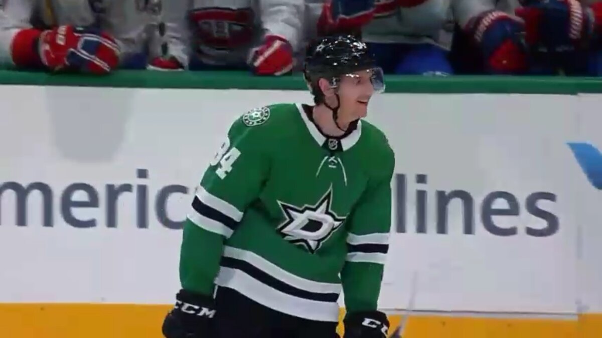 На фото: Денис Гурьянов после забитой шайбы