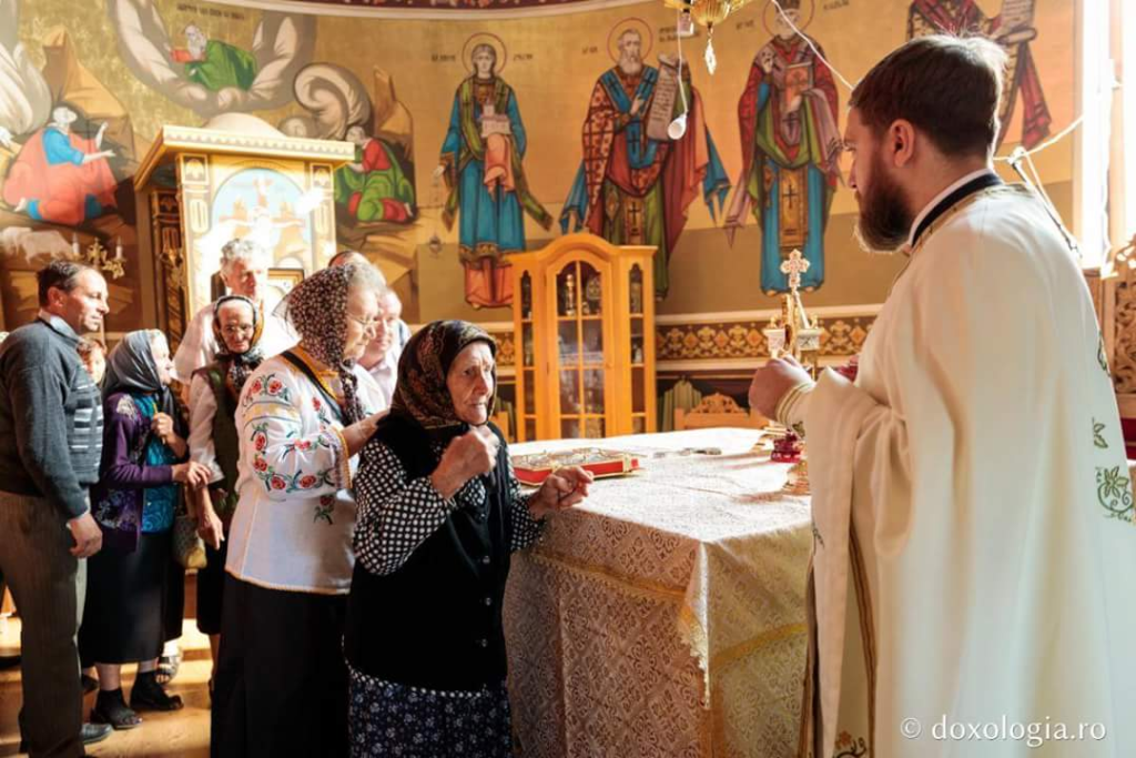 Можно ли православным заходить. Алтарь в православной церкви. Прихожане в церкви. Женщина в алтаре православной церкви. Алтарь в православном храме.