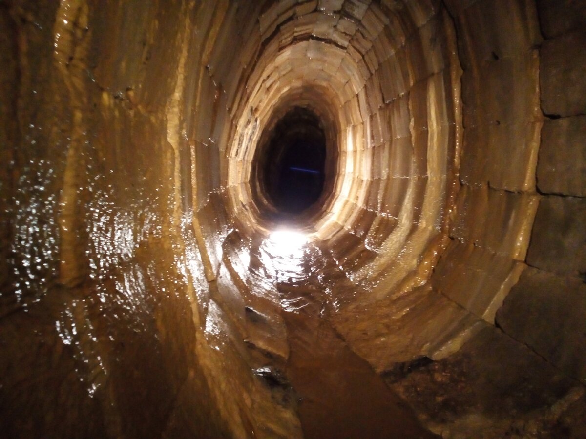 Нашли заброшенное подземелье \ Откопать километр подземных путей