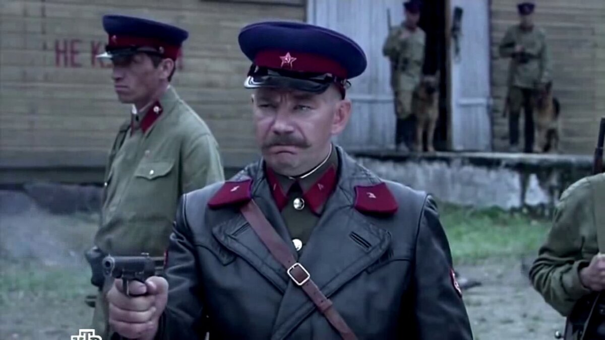 НКВДшники расстреливали в любое время и в любом месте. Кадр из к/ф "Служу Советскому Союзу".