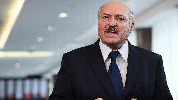 Президент Белоруссии Александр Лукашенко посетовал, что ему с российским коллегой Владимиром Путиным приходится в преддверии Нового года решать экономические споры между странами, а не встречаться по-дружески с рюмкой водки.