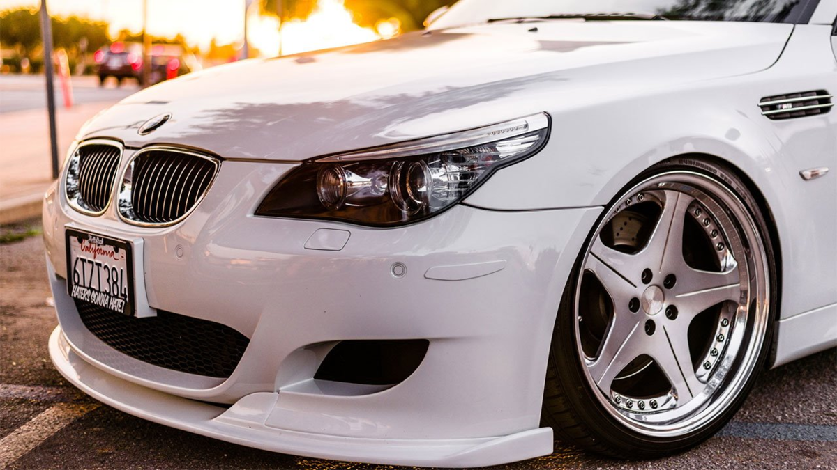 Спорным остается вопрос внешнего вида, так как кому-то он нравится, а кому-то нет. Некоторые считают, что маловато агрессии. При этом внешность практически не отличается от гражданской модели. Машина имеет плавные формы и при этом небольшие нотки агрессии.