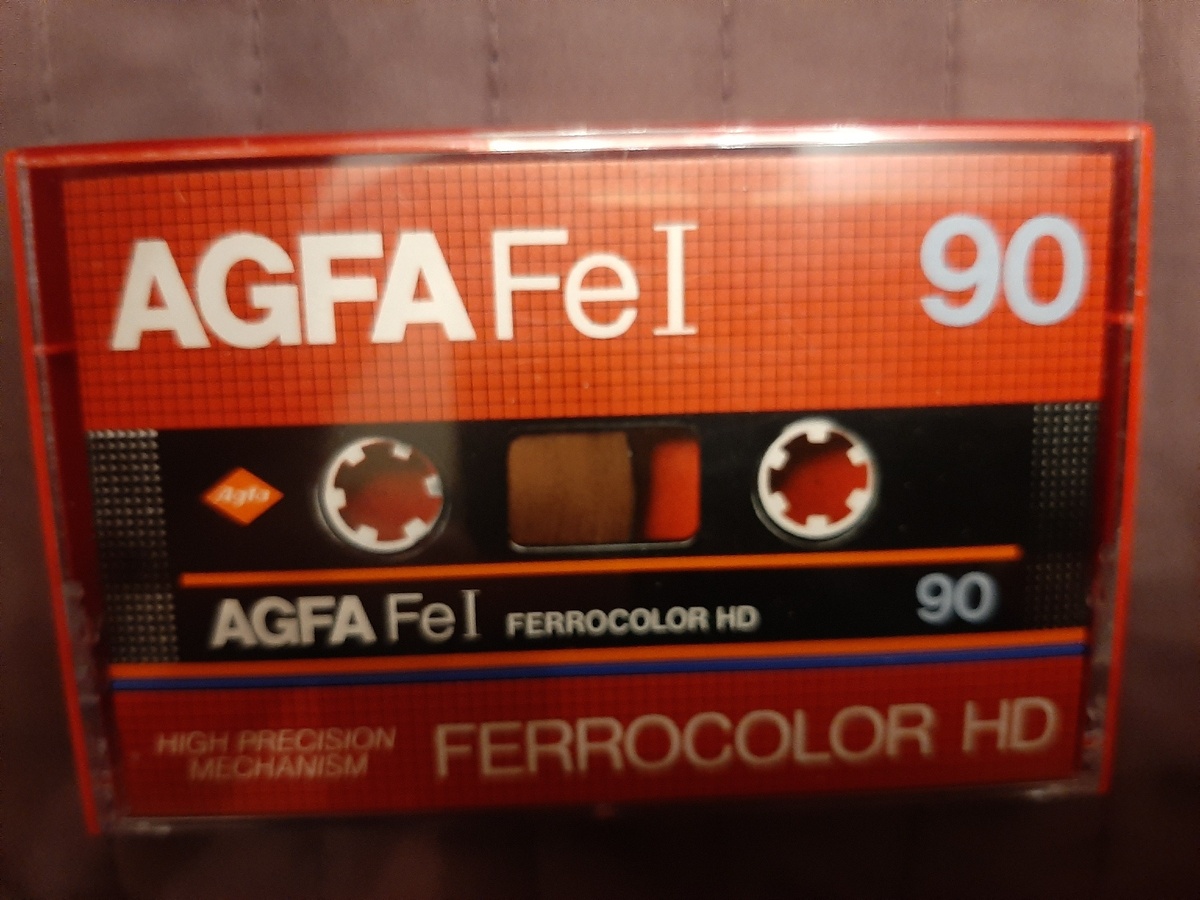 В Ленинграде такие продавались по 9 рублей, но настоящие меломаны их не любили за рыжую ленту)