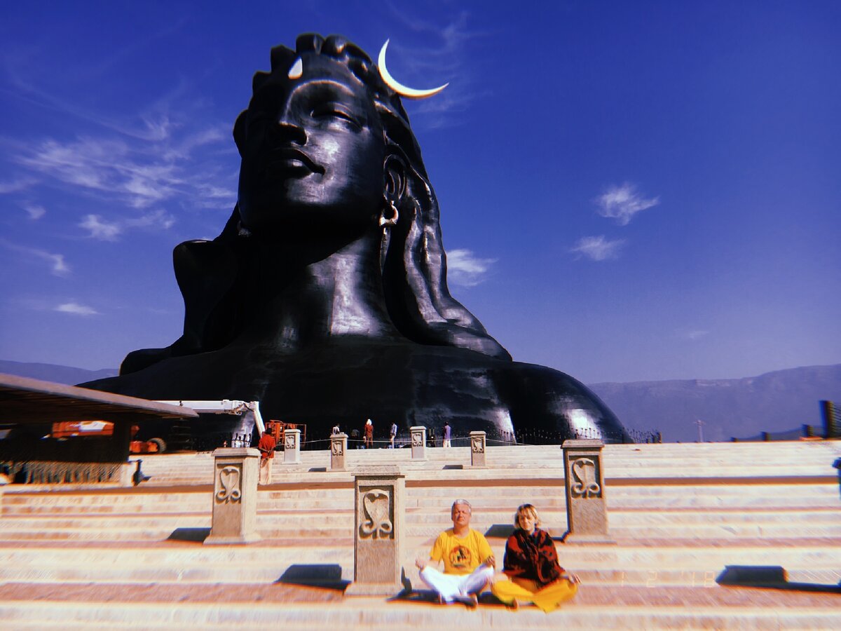 Мы с папой на фоне статуи  Адийоги Шивы в Ашраме. 