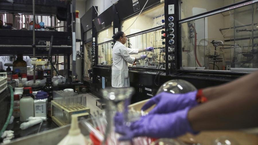 Сотрудники в лаборатории одной из фармацевтических компаний, Мумбаи                     Фото: REUTERS/Danish Siddiqui