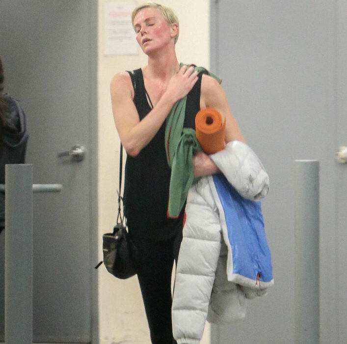 Шарлиз Терон после горячей йоги