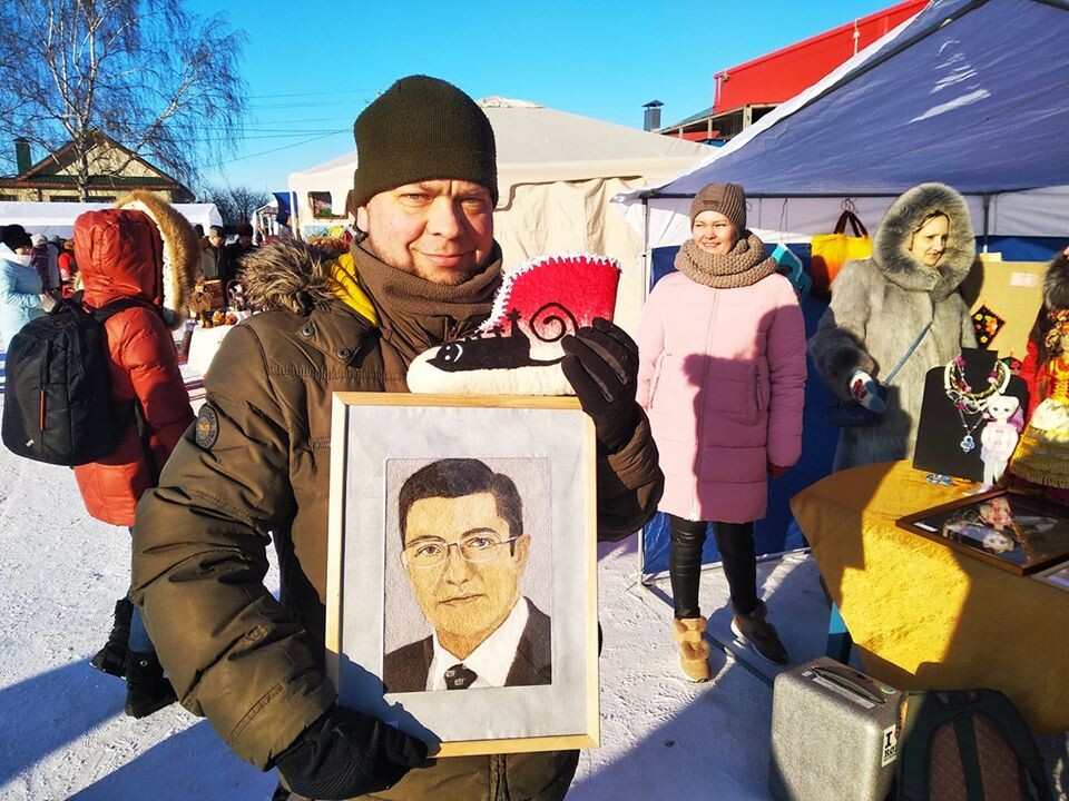 В обществе в последнее время много говорится о потере доверия к институту СМИ. Обманывают. Могу добавить: еще и воруют. В выходные съездил в область, потратил деньги, время, нашел портрет нового губернатора, выполненного из шерсти, сфотографировался с ним, выложил в ФБ. Фотка разлетелась по пабликам, а на следующий день эту фотку нагло разместили у себя «Про город», а вслед за ними «Аргументы и факты». Подпись: фото из соцсетей. Правильно, зачем куда-то ездить, зачем что-то искать! Проще же «В Контакте» сидеть и мониторить, а потом новости из пальца делать из серии «Одна баба сказала». Можно доверять таким СМИ? Конечно нет! Вот кто статистику портит, и что называется, «в кашу срет». 