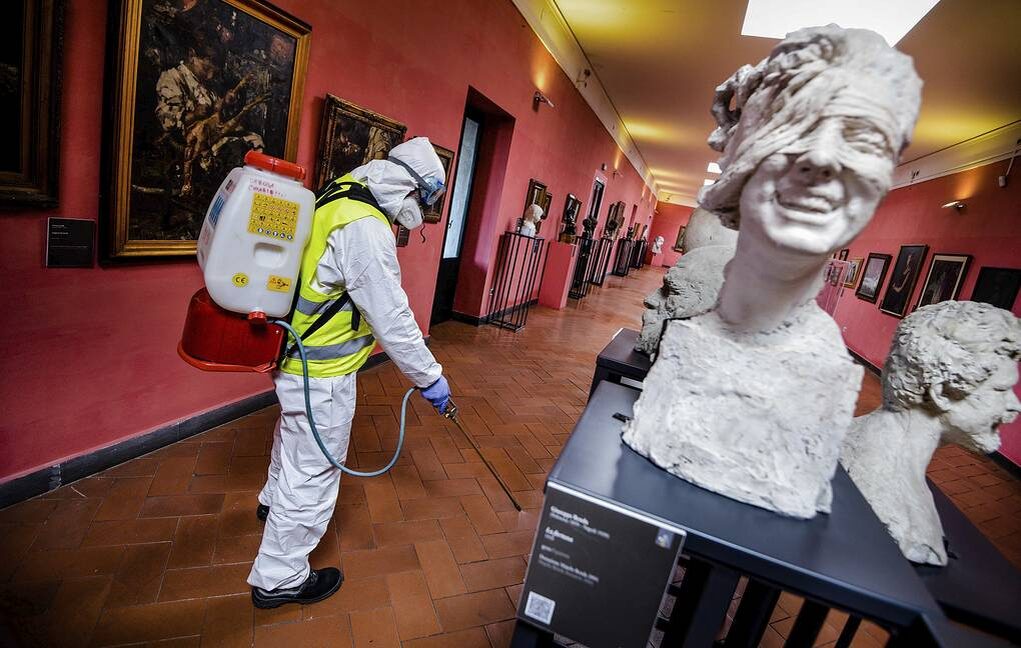  В конце 2019 года Комитет по делам здравоохранения города Ухань объявил о вспышке "неизвестного вида пневмонии". В январе 2020 года китайские специалисты установили возбудитель болезни - коронавирус 2019-nCoV© Alessandro Pone/LaPresse via AP