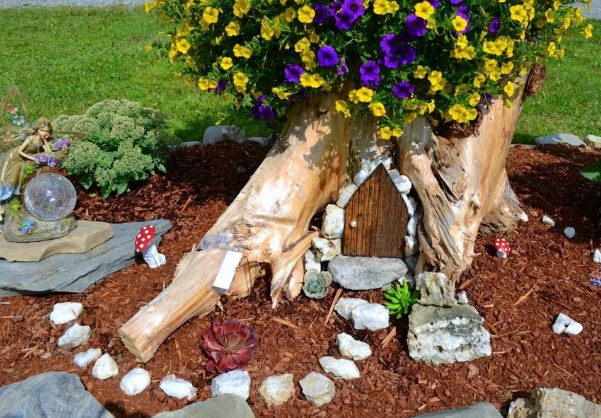 Декор из пня для сада
