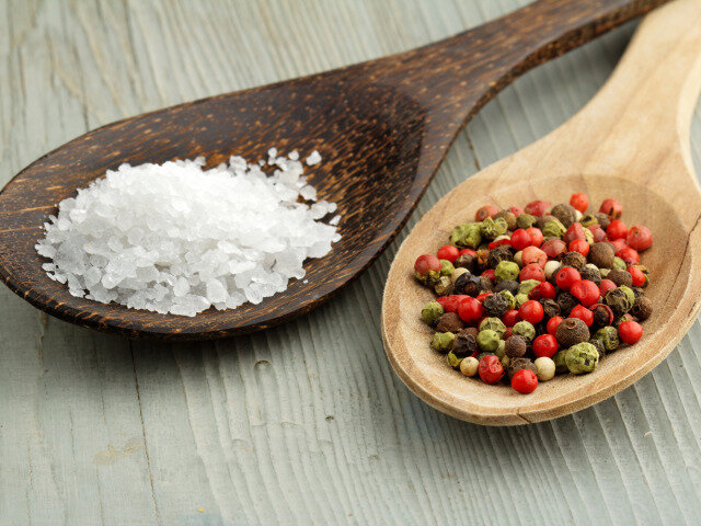 Замените соль на специи. (источник фото Яндекс.Картинки)