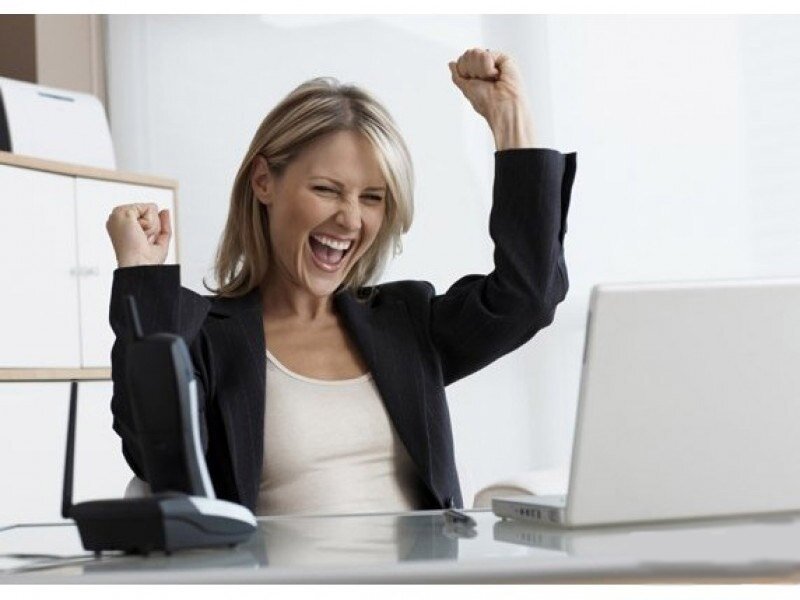 Этот вопрос особо остро становиться весной. Весной, когда пригревает солнышко, когда все просыпается и расцветает, работать не хочется совсем. Ни одному офисному сотруднику не хочется сидеть в кабинете, все хотят побыстрее выбраться на свежий воздух. 
Экспертами выделено несколько простых, но очень эффективных способов, которые помогут вам повысить работоспособность в разы. Эти способы влияют не только на работоспособность, но и на качество вашей жизни в целом.

1. Полноценный сон

Как банально бы это не звучало, но сон – это залог хорошего настроения, прекрасного самочувствия и повышенной работоспособности. Запретите себе засиживаться допоздна перед компьютером или телевизором. Ложитесь в постель не позже 11 часов вечера и уже через пару недель вы почувствуете изменения. Вы будете больше успевать, и не будете чувствовать хроническую усталость.

2. Визуализация целей

Визуализация целей поможет правильно расставить приоритеты, поможет увеличить желание достижения целей. Когда вы четко представляете себе результат. То выбираете правильные методы для его достижения.

3. Получение новых знаний

Новые знания и навыки помогают вам самореализоваться и расширить свои горизонты. Запишитесь на интересные курсы, научитесь чему-нибудь новому. Будет отлично, если ваши новые навыки смогут быть применены в вашей профессии.
