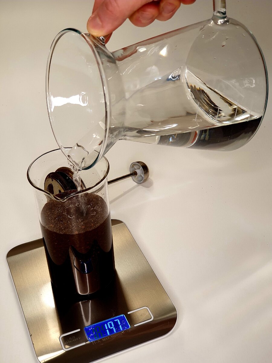 Я взял 50 грамм кофе, поэтому потребуется 200 грамм воды, весы предварительно затарены