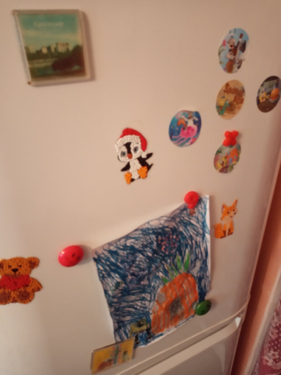 Аппликация из страз.  А так же картина  Домик Губки Боба. Только на холодильник.