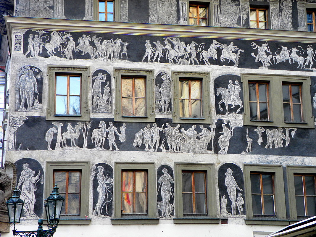 двухцветное сграффито на фасаде здания