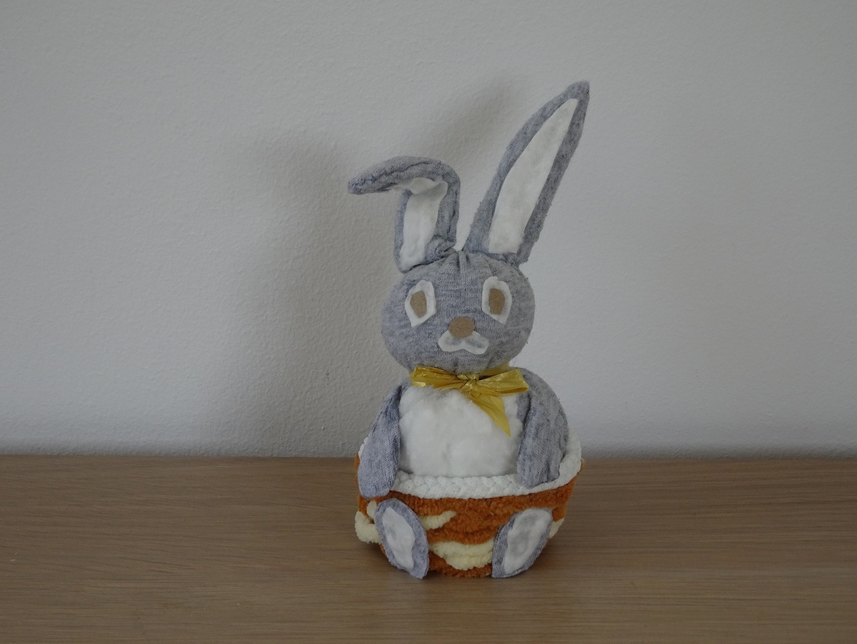 Пасхальный кролик из подручных материалов