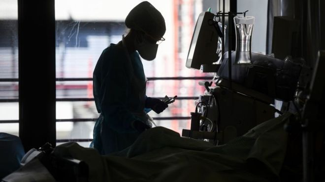 Врачам в реанимационном отделении часто приходится принимать нелегкие решения, в том числе - кого отключать от аппарата ИВЛ