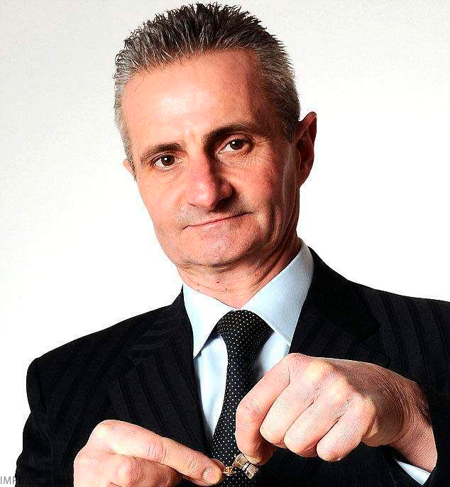 Пьетро Мармо  с самой маленькой кофеваркой в мире