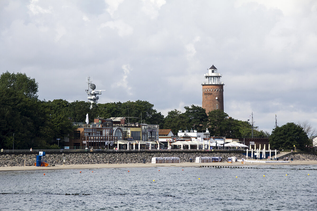 Колобжег  (польск. Kołobrzeg), немецкое название Ко́льберг (нем. Kolberg) —  курортный город и бывшая крепость в Польше, на реке Парсента, близ её  впадения в Балтийское море.