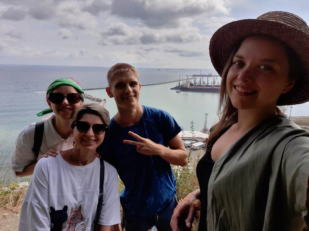 Это семья на панораме города 