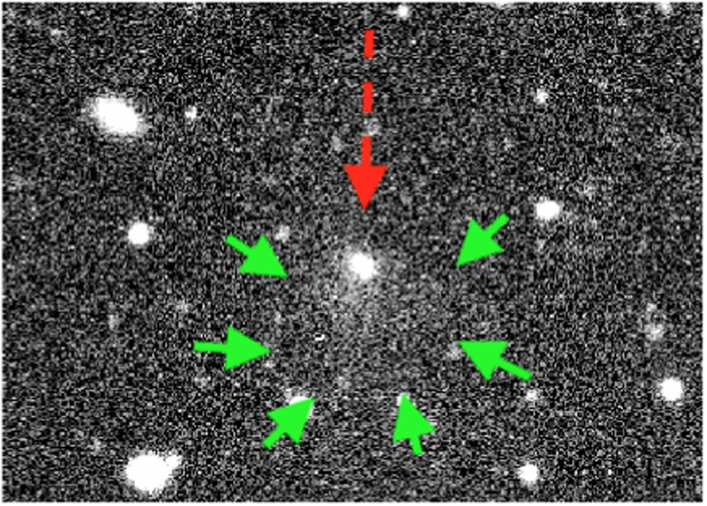 Koмa 2014 OG392 (пунктирная стрелка), сфотографированный во время наблюдения группы 30 августа 2019 года. Фотография представляет собой составную часть экспозиции DECam 4 × 250 с.