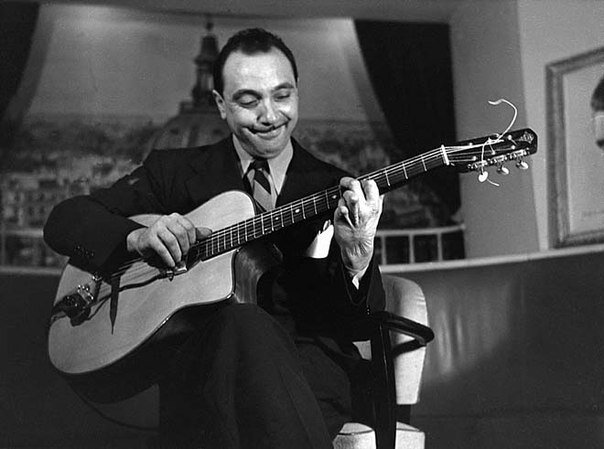 Гениальный джазовый гитарист Django Reinhardt (настоящее имя Жан Бати́ст Рена́рт) и его гитара