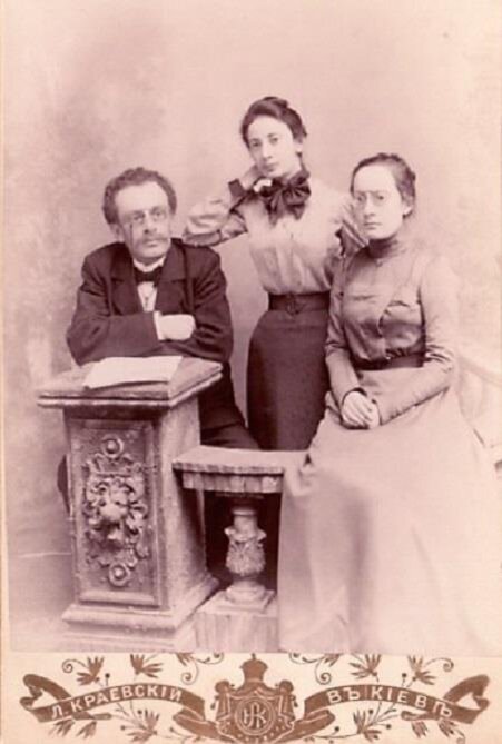 Р.С. Залкинд (справа) с родственниками