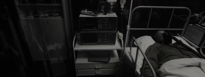 Какая-то то ли больничная палата, то ли тюремная камера. "В черной-пречерной комнате, на черной-пречерной кровати, лежал черный-пречерный человек". Авторы вспомнили детские ужастики.