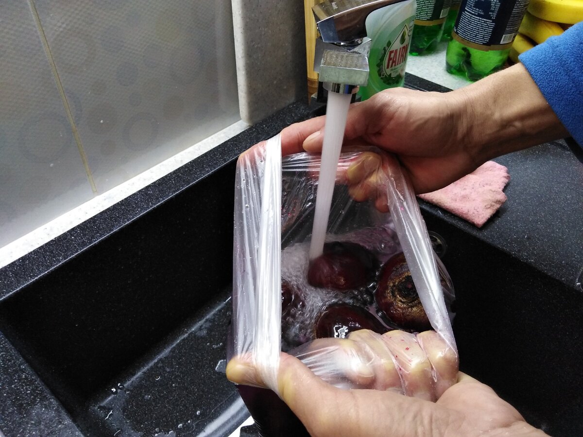 Думаю, что можно даже воду в пакет и не наливать...