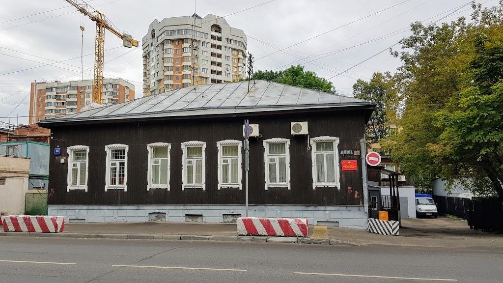 Праваое здание на заднем плане - этот элитный дом появился на месте нашего.
