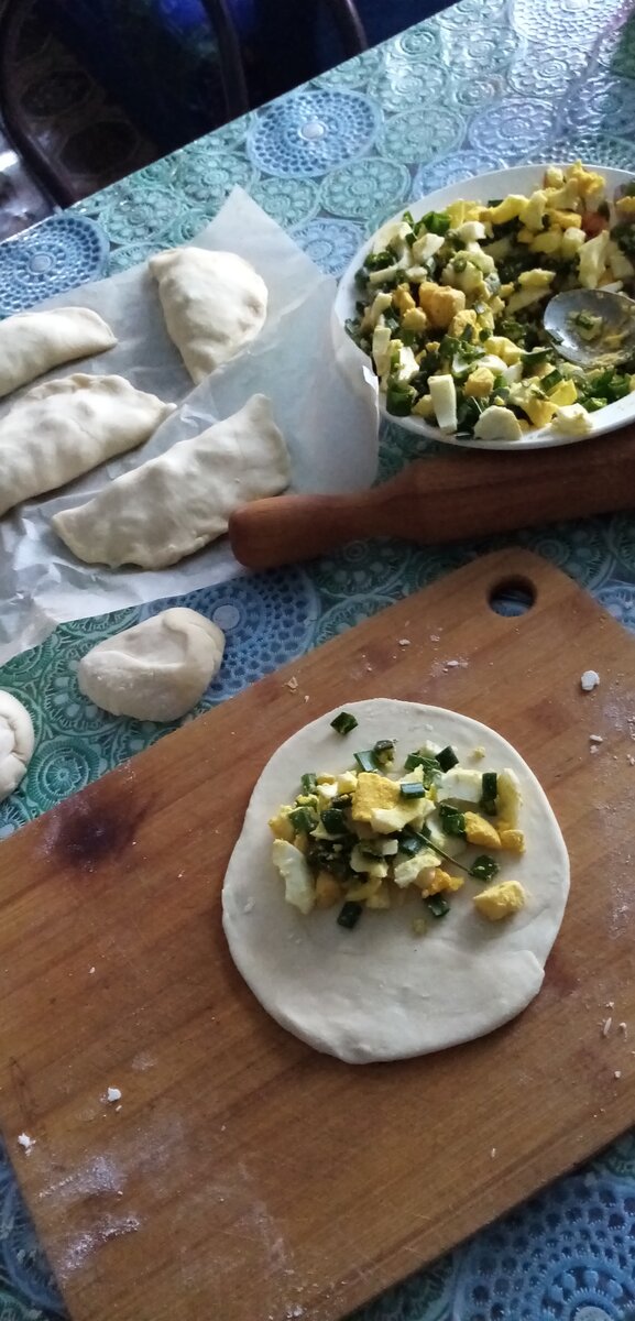 Дочь пирожки лепит. 