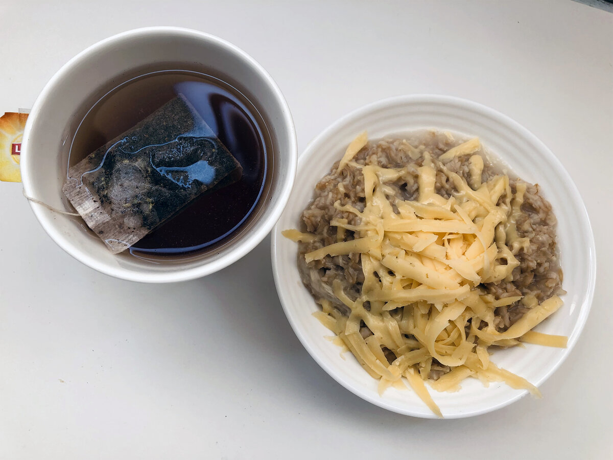 Обожаю соленую овсянку с сыром. Это правда вкусно.