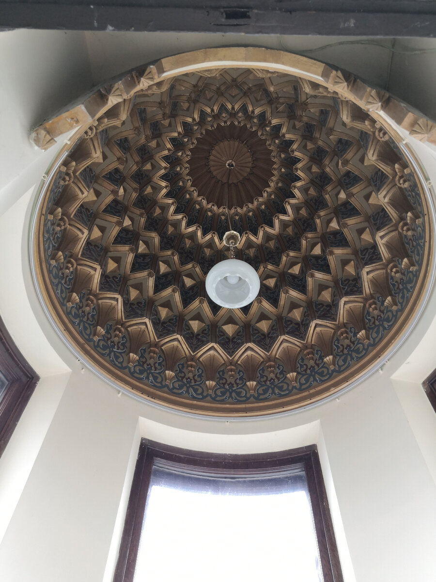 Потолок купола напоминает своды в мечетях.