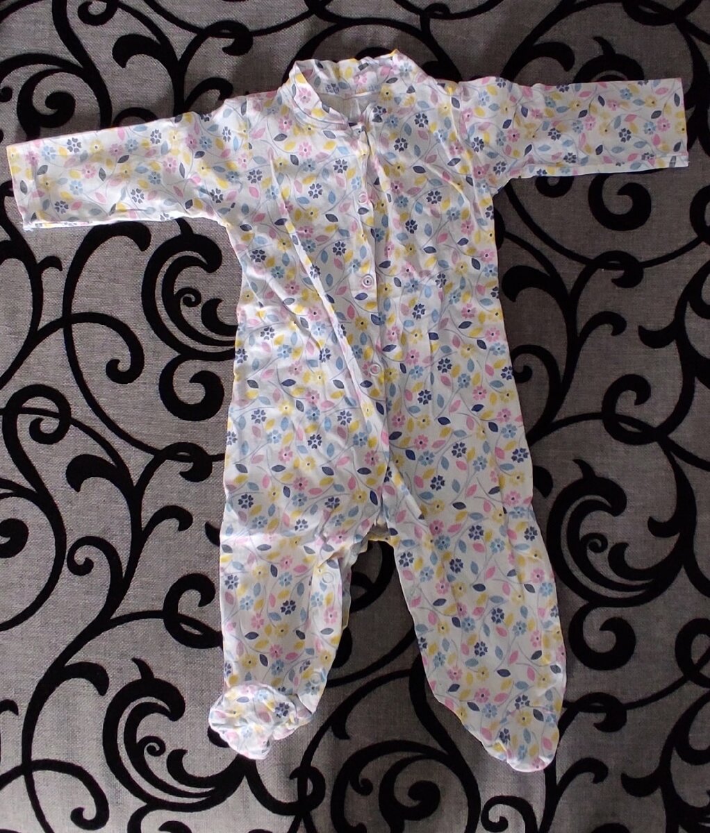 Комбинезон тонкий х/б. У этой модели воротничок-стоичка, что редкость, поэтому любили его на прогулки одевать, чтобы шея была прикрыта